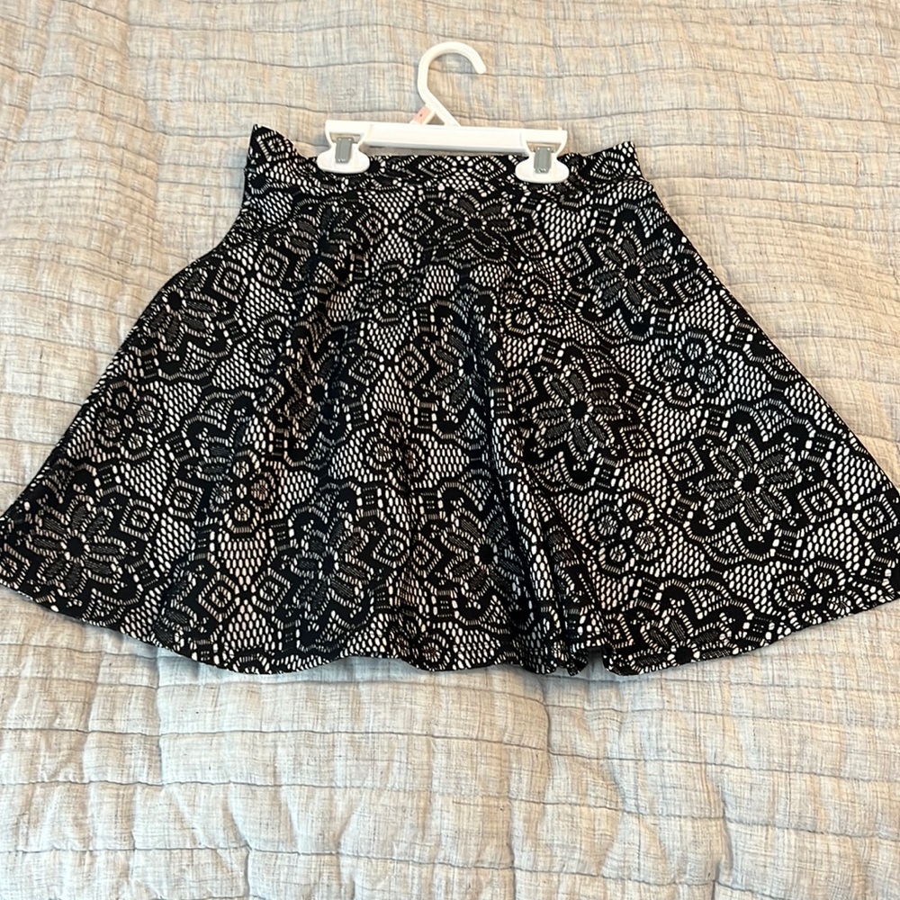 Detailed black skirt